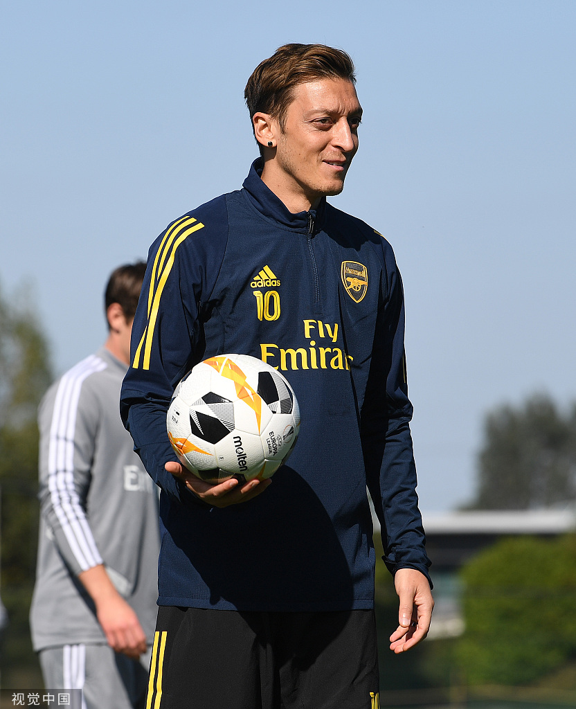 包含今晚纽卡斯尔备战欧联；防线松动细节曝光；质疑声仍在；团队化学反应显著的词条