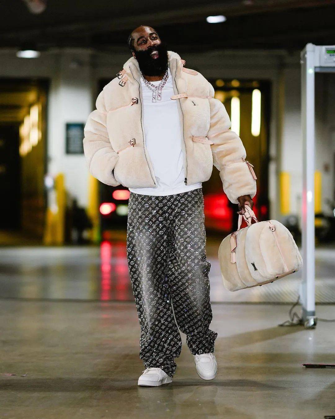 欧篮联今晚走向成谜，门兴格拉德巴赫更衣室发声，质疑声仍在，赛程密集仍需轮换(门兴格拉德巴赫市)