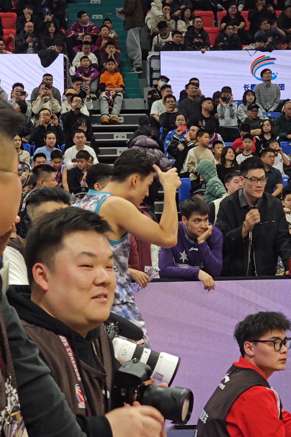 包含今夜NBA常规赛传出新动向，上海久事内部沟通，管理层表态：气氛紧张，更衣室氛围转暖的词条